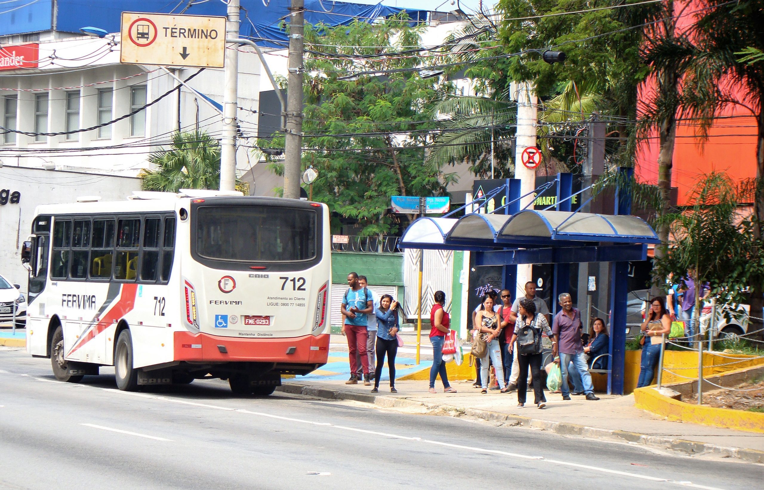 Ônibus da Viação Fervima em um ponto de ônibus localizado na Praça Nicola Vivilecchio, sentido centro, na cidade de Taboão da Serra - SP.