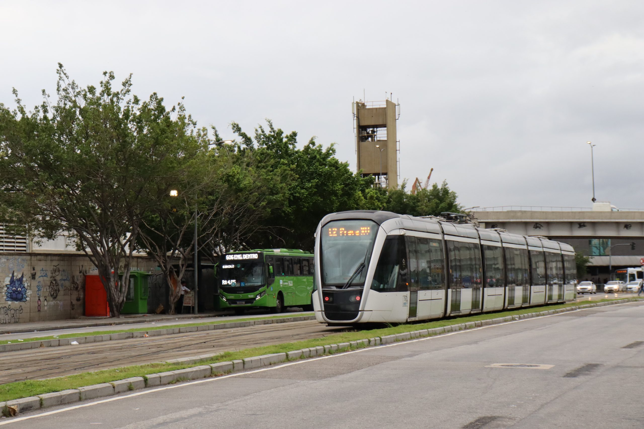 VLT se aproximando da estação/terminal Praia da Formosa, próximo a Rodoviária Novo Rio, ao lado do ponto final da linha: 606.