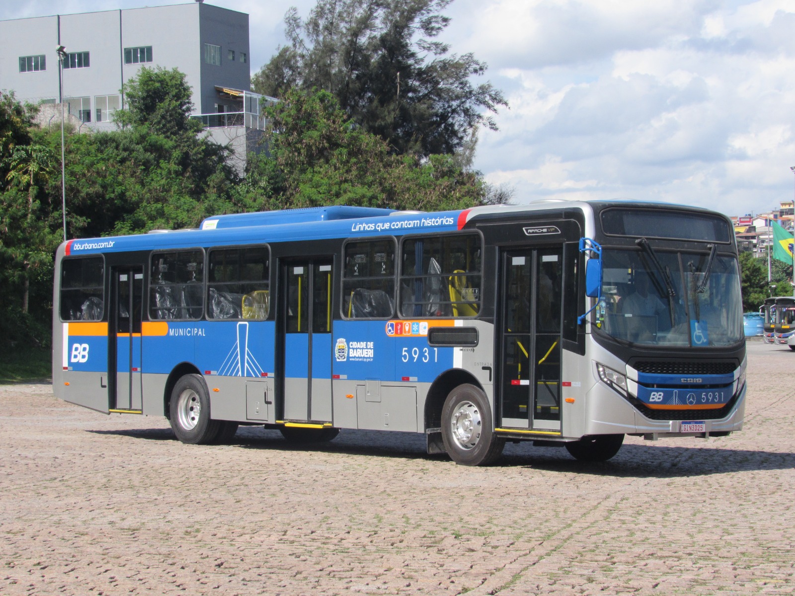 Imagem dos novos ônibus na garagem da BB Transporte e Turismo.