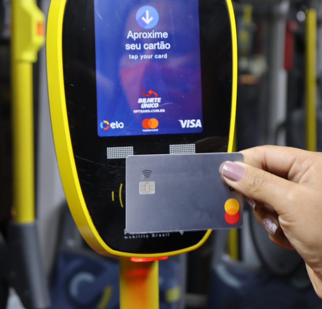 Validador de tarifas com tela indicando a aceitação de bandeiras de cartão de crédito e débito