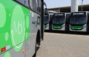 Ônibus estacionados na garagem da Rápido Sumaré, em Paulínia com destaque lateral ao logotipo do sistema de transporte da cidade.