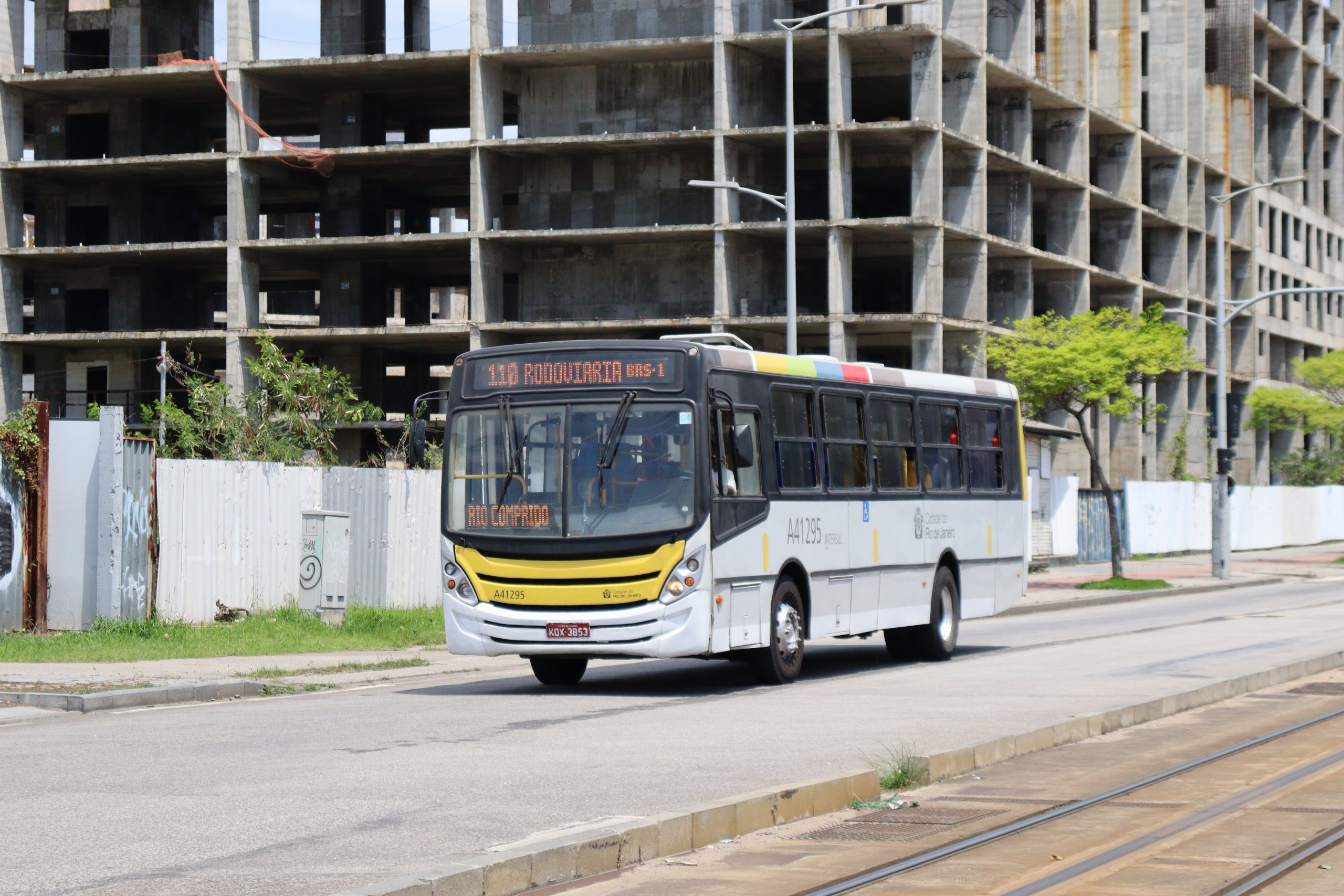 Ônibus do modelo "midi/micrão" na cidade do Rio de Janeiro, com vistas destinada a linha 110 - Rodoviária X Leblon