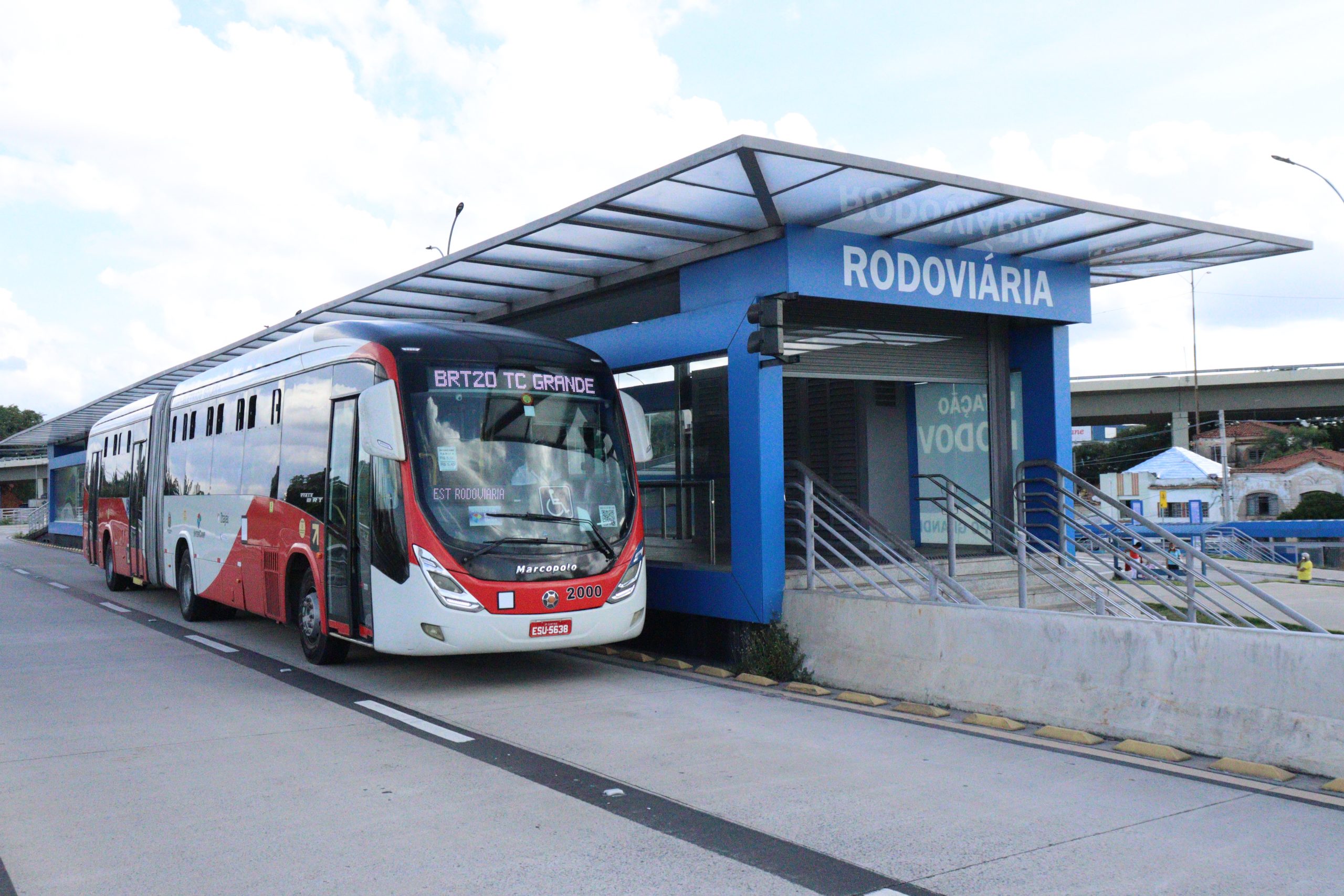 Ônibus do sistema BRT de Campinas, estacionado na plataforma da estação Rodoviária.