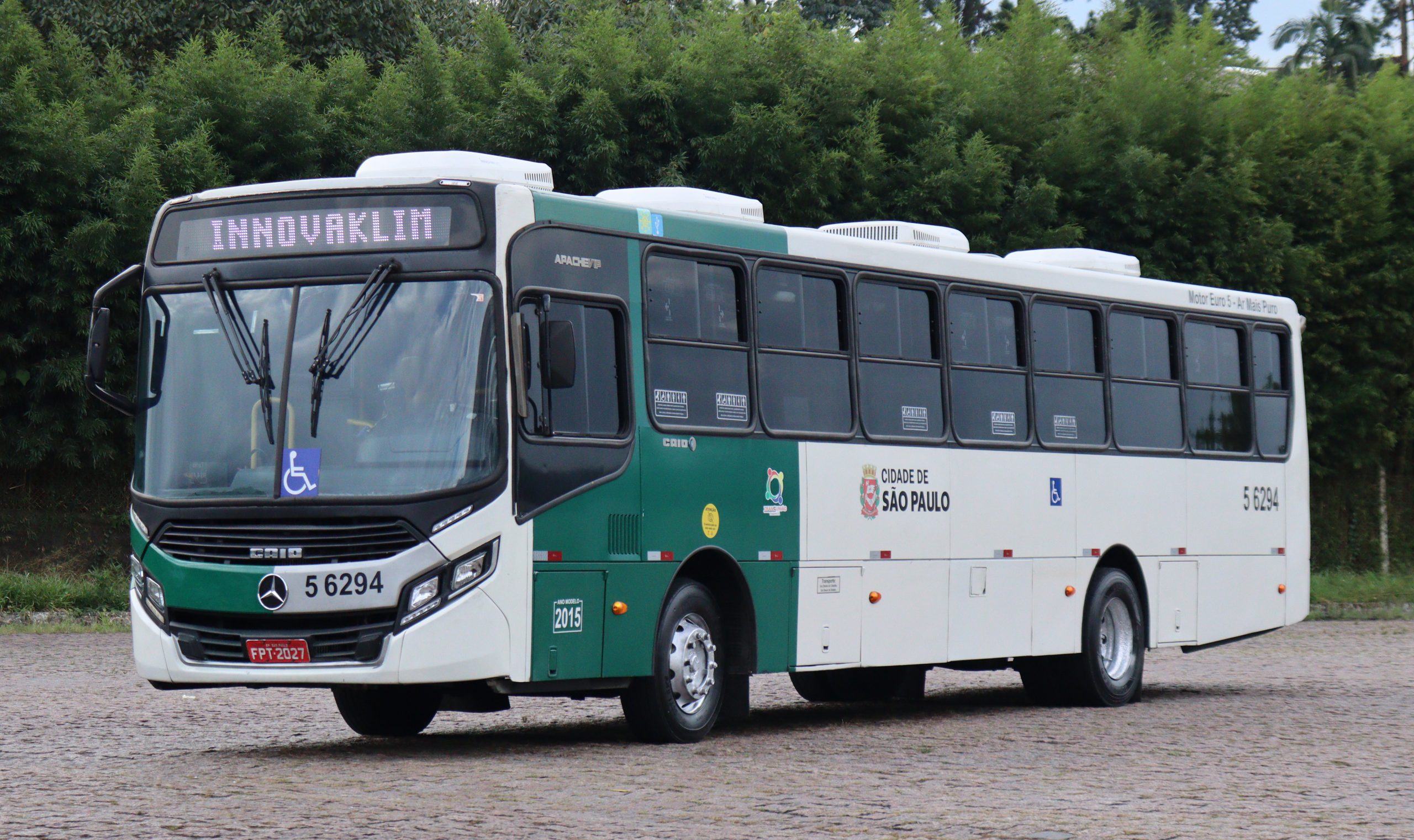 Ônibus com itinerário destacando o nome Innovaklim