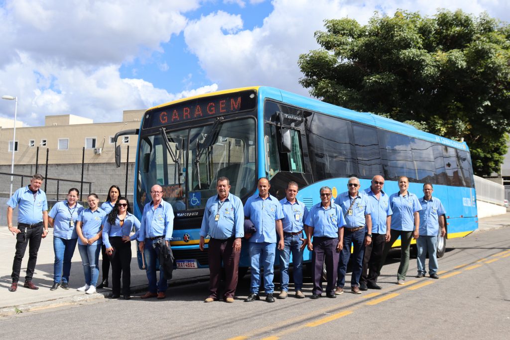 Colaboradores da COM Bragança frente ao ônibus no SEST SENAT, unidade Atibaia -SP.