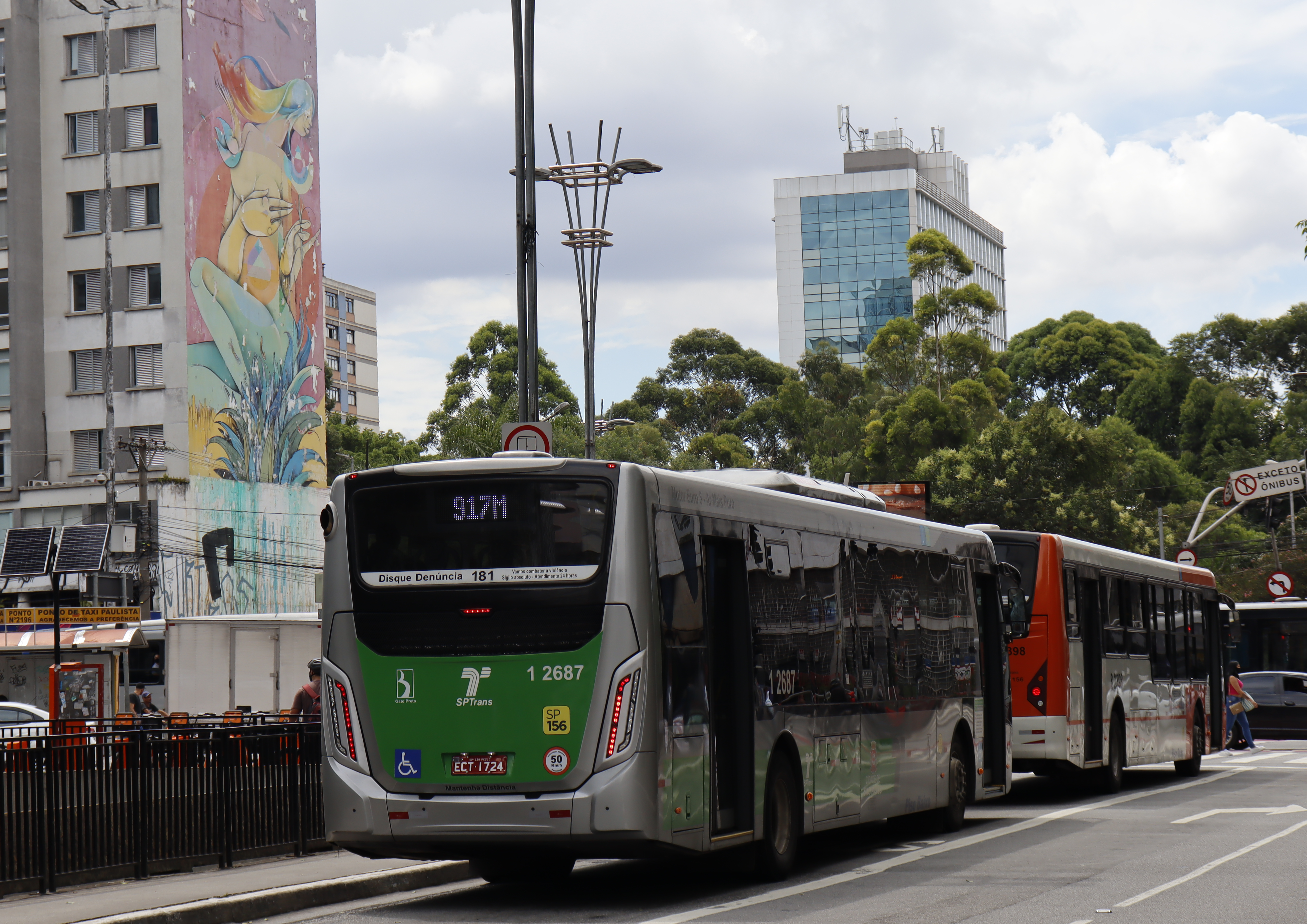 Ônibus da linha 917M no cruzamento da Avenida Paulista X Rua da Consolação