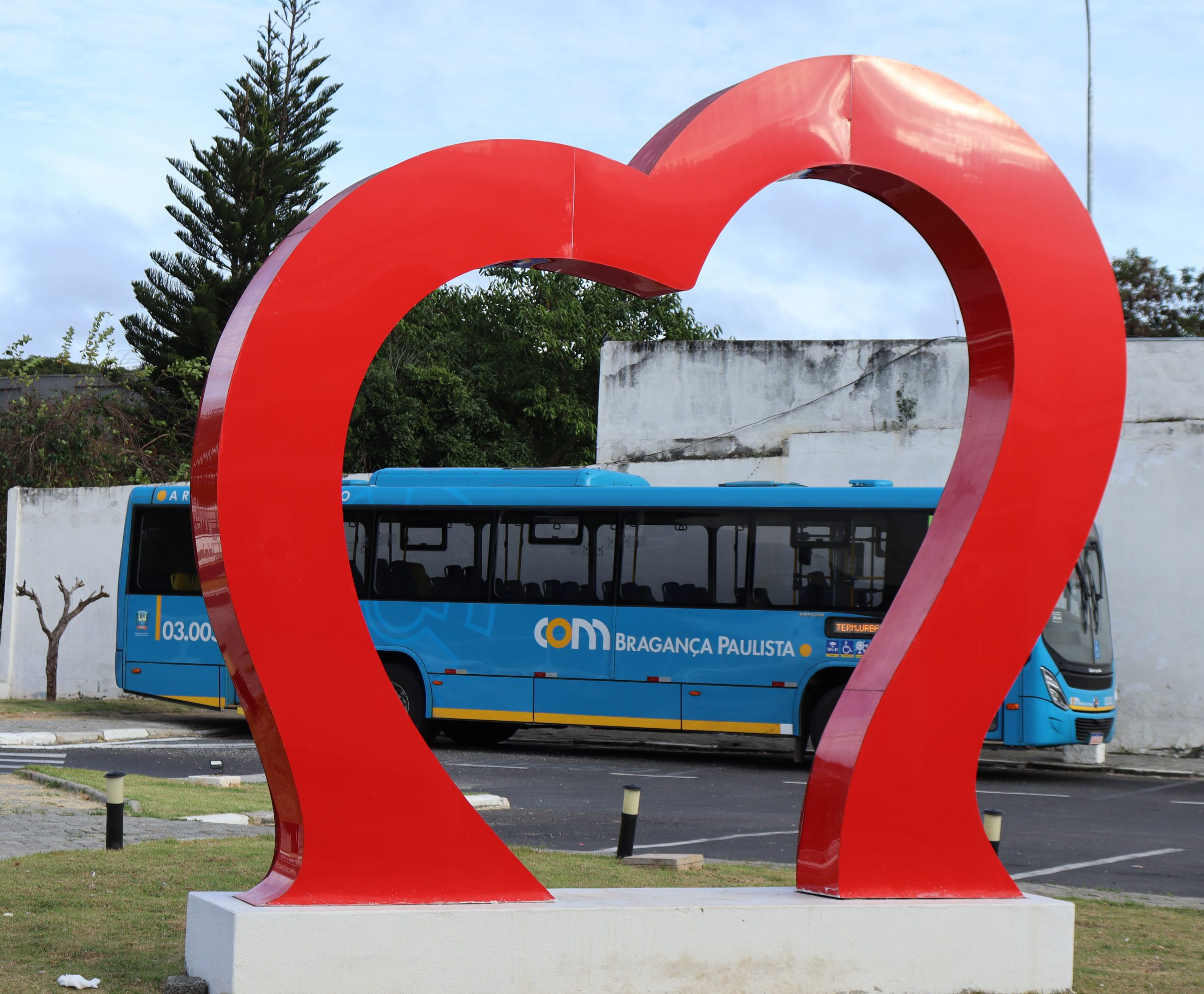 Ônibus da COM ao fundo do coração metálico, um dos cartões postais da cidade de Bragança Paulista anexado ao Terminal.