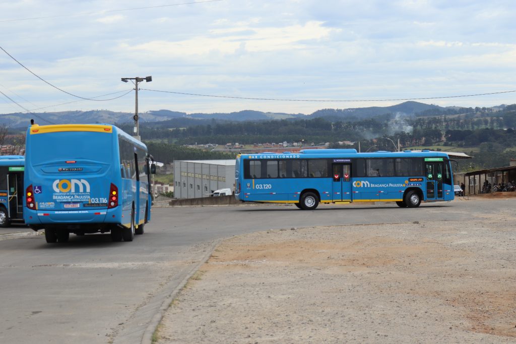 Coletivos 03.116 & 03.120 em manobra na garagem.