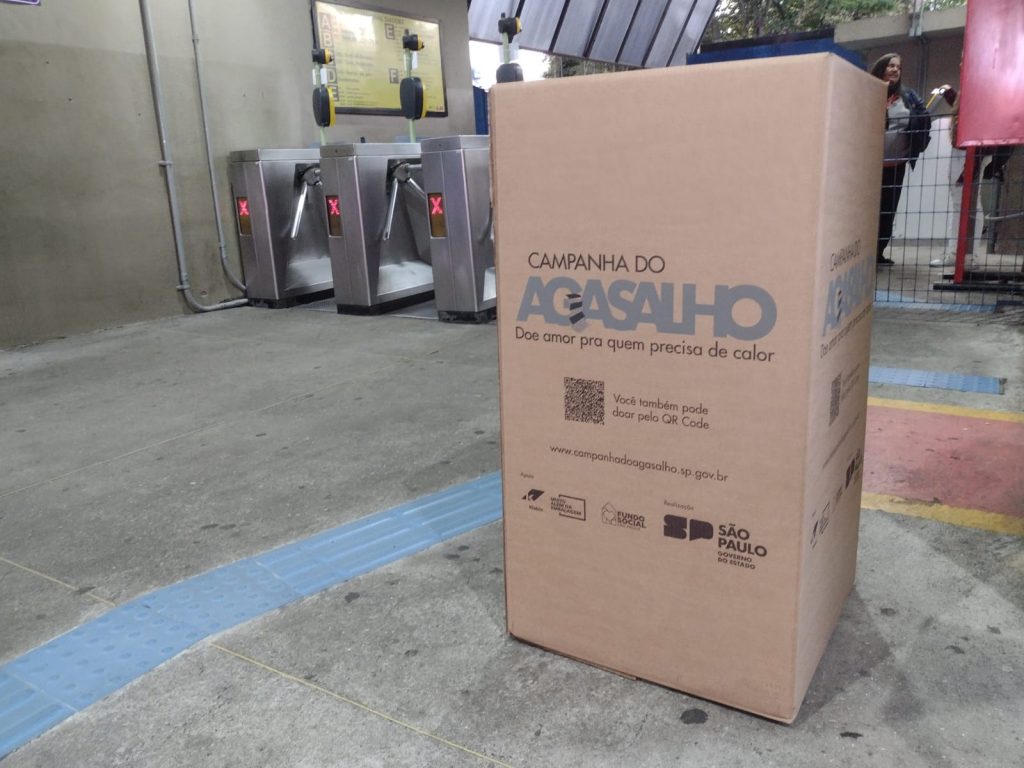 Caixa identificando como ponto de coleta da campanha do agasalho