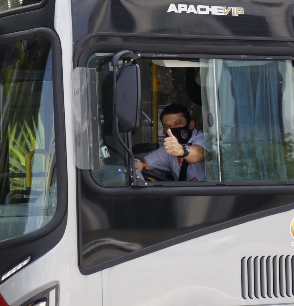 Motorista acenando para a câmera. Foto: Fábio Trindade.