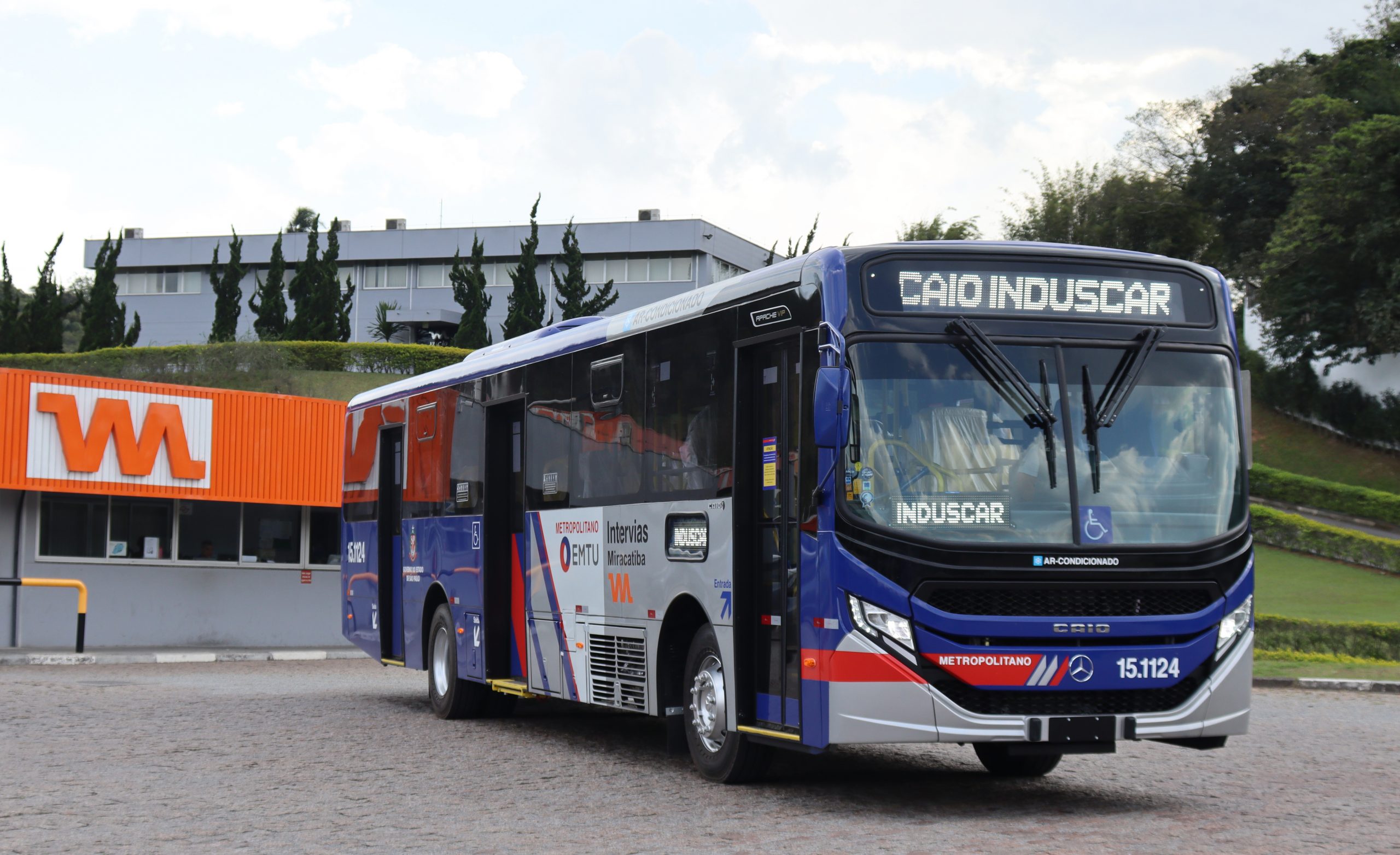 Ônibus da Viação Miracatiba posicionado junto ao setor de plantão, onde possui o logotipo na faixada do local.