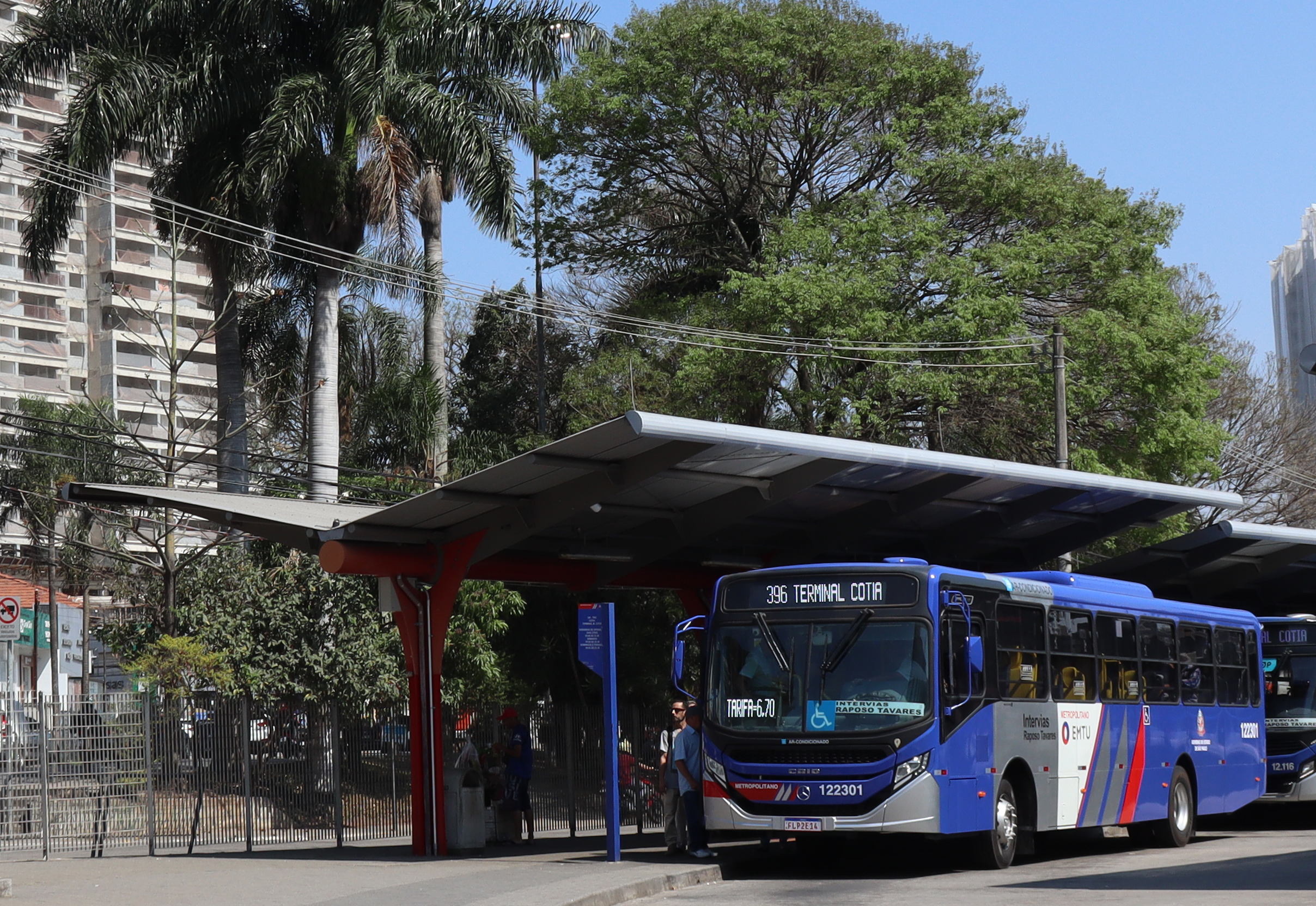 Ônibus da linha 396 que liga o Terminal Cotia ao Metrô Butantã, em SP.