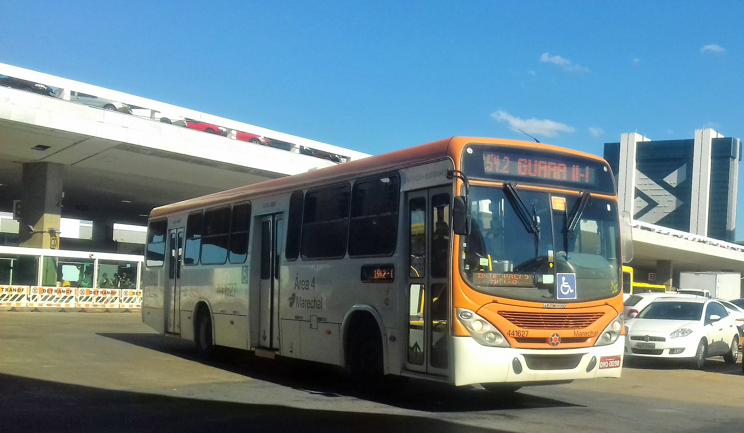 Ônibus em circulação pelo Terminal rodoviário do Plano Piloto
