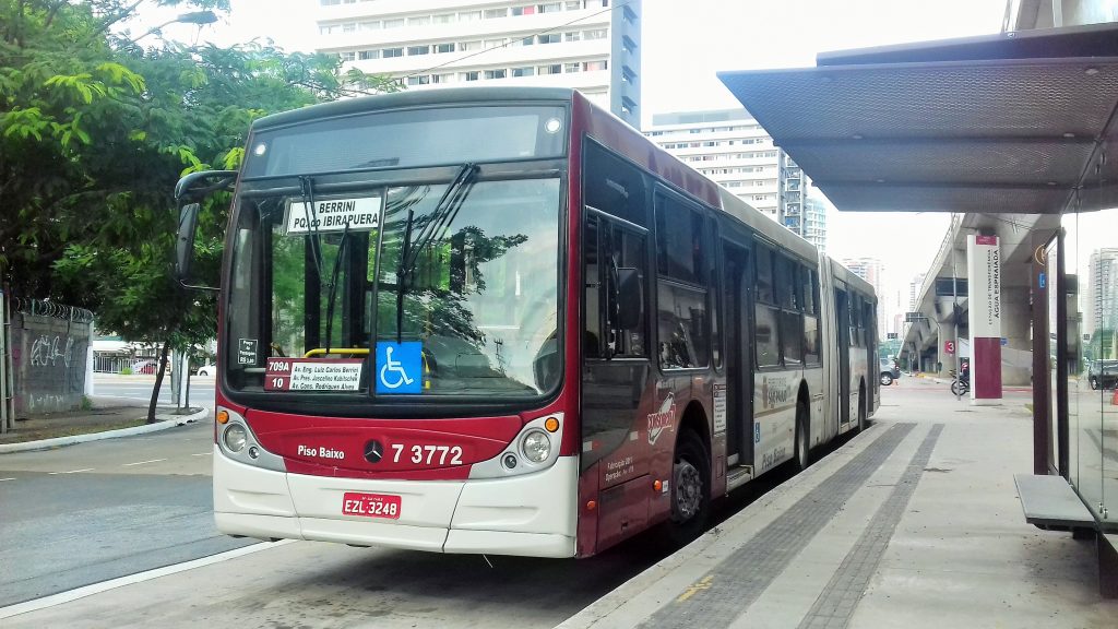 Ônibus estacionado no ponto do Terminal Água Espraiada aguardando horário de saída.