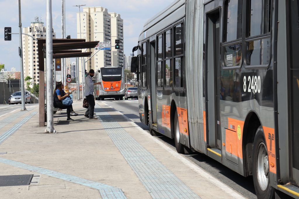 Ônibus atendendo passageiro em ponto do corredor da Av. Prof. Francisco Morato, zona oeste de SP.