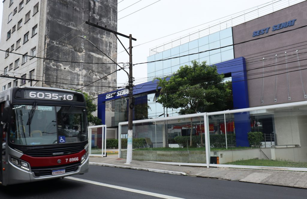 Ônibus passando em frente a unidade do SEST SENAT - Santo Amaro.