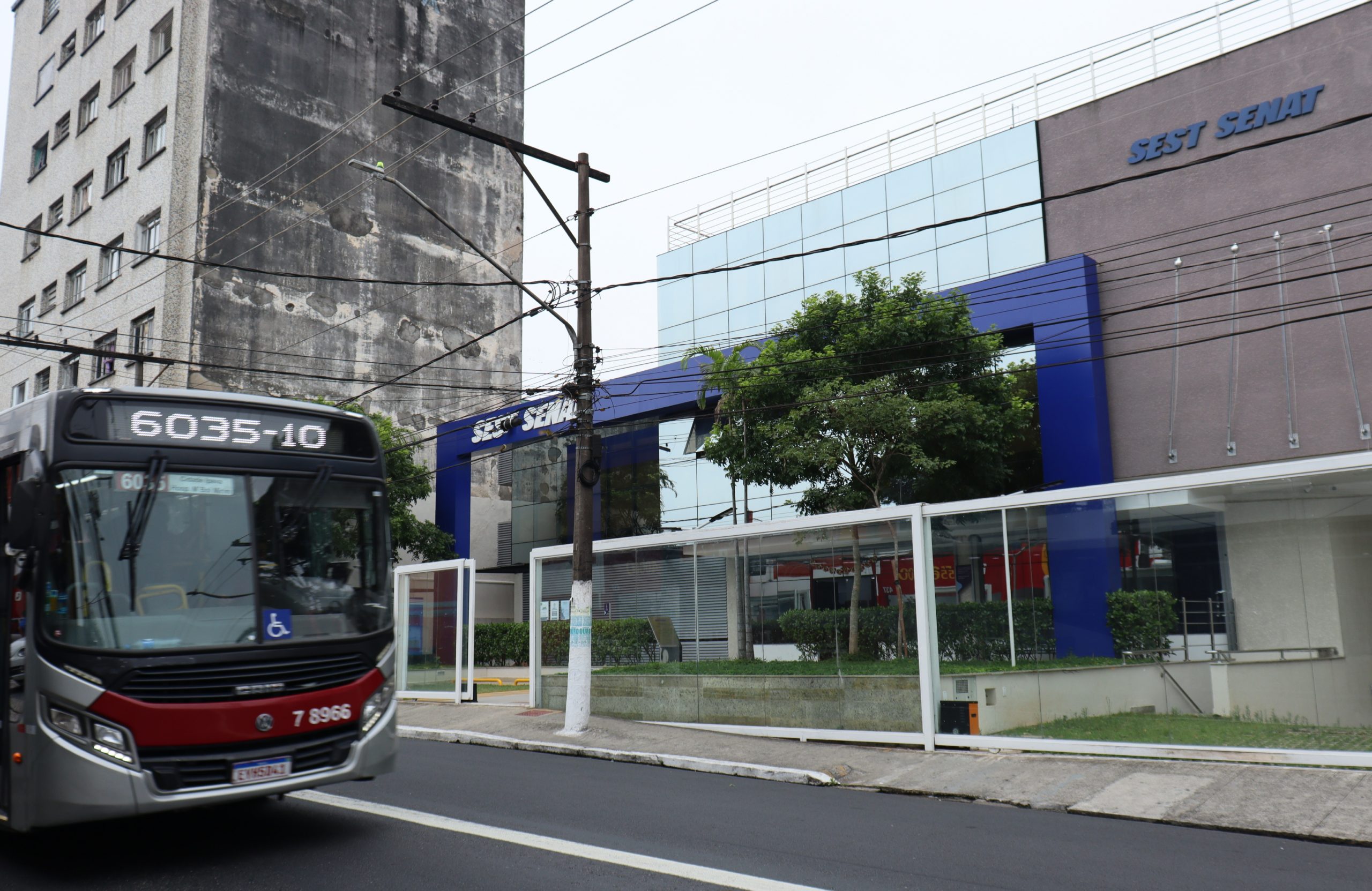 Ônibus passando em frente a unidade do SEST SENAT - Santo Amaro.