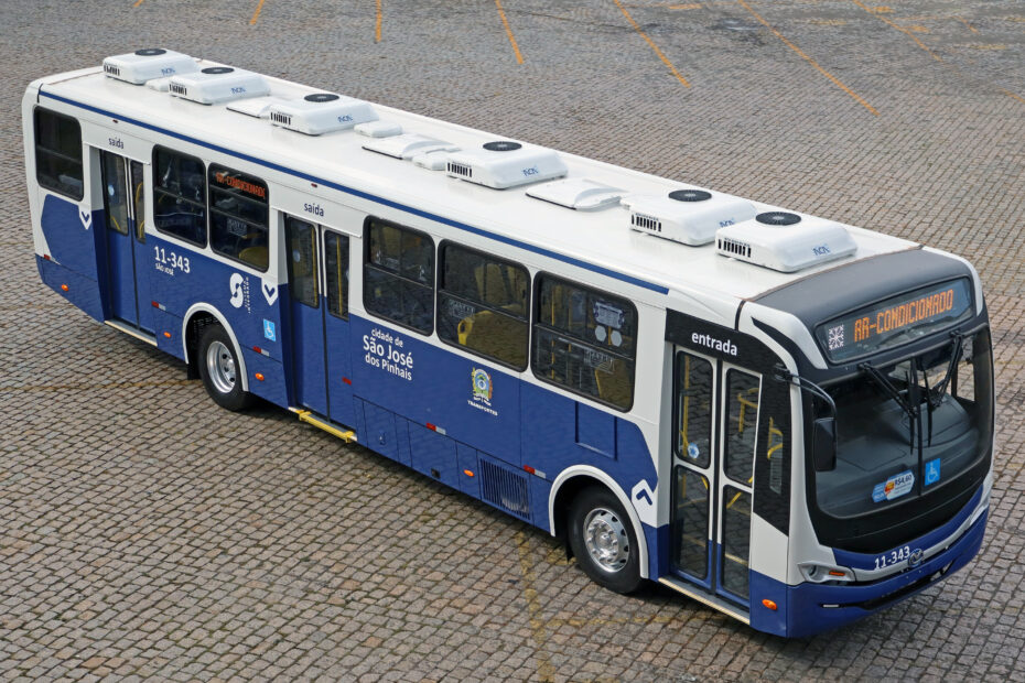 Ônibus estacionado na garagem da Auto Viação São José dos Pinhais com letreiro em escrita AR CONDICIONADO